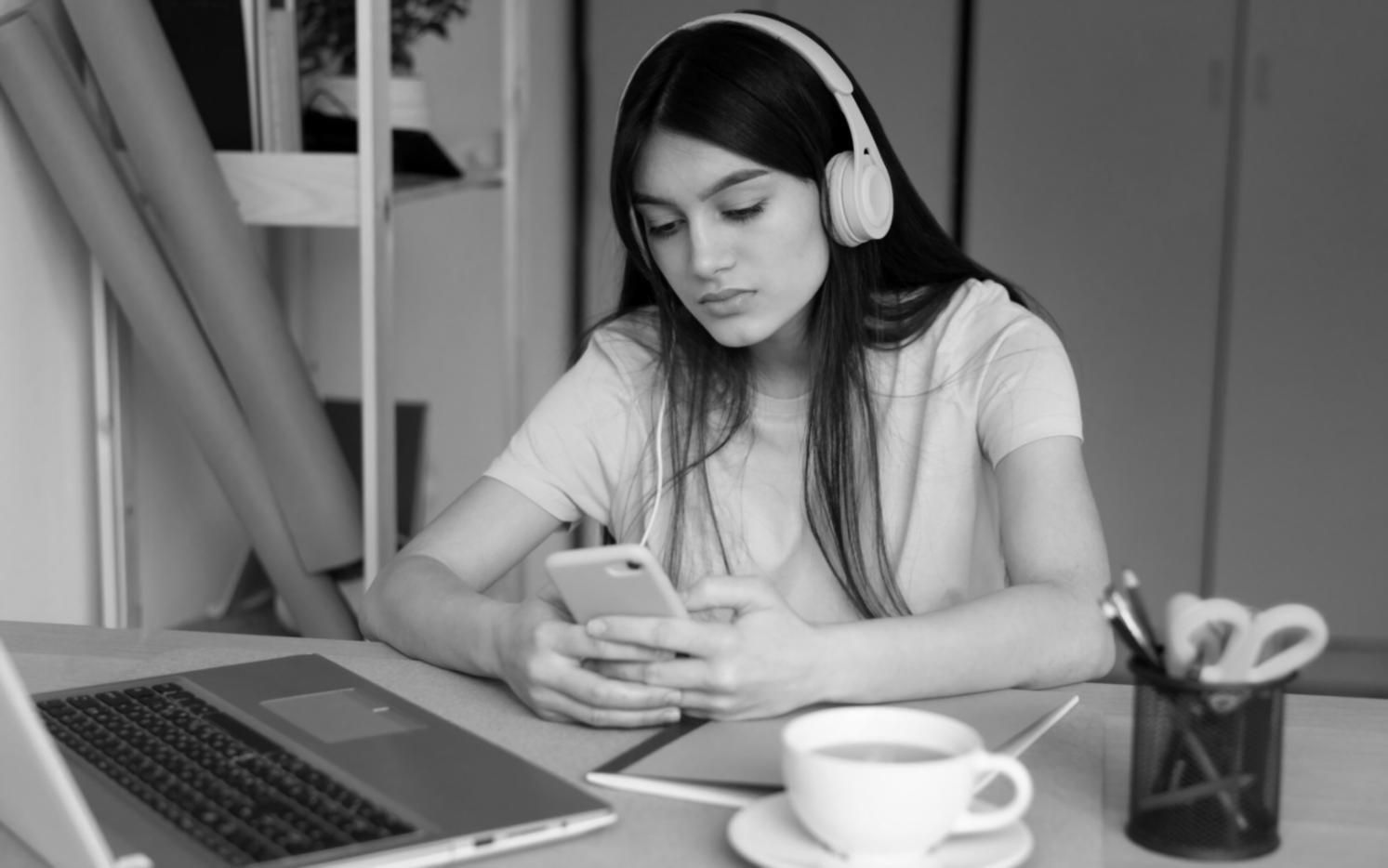 Session d'analyse financière avec documents et graphiques